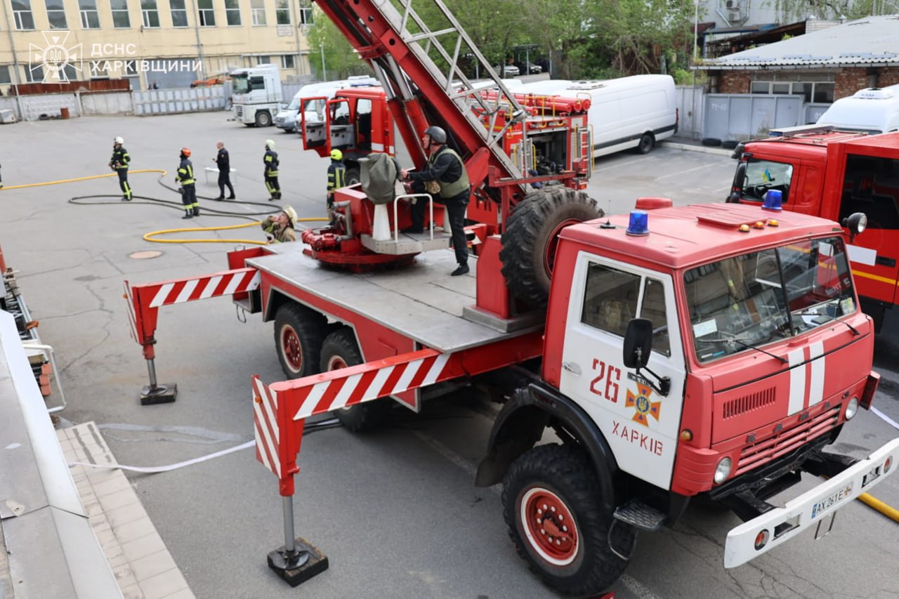 Гасять маштабну пожежу рятувальники у Харкові